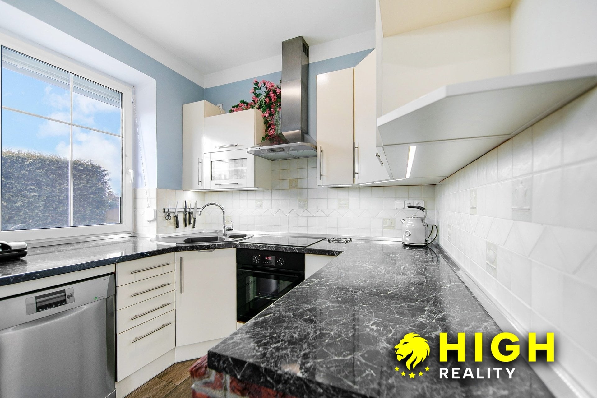 Nadstandardní rodinný dům 304 m² se zahradou 882 m², garáží a venkovním zázemím – Mantov – foto 7