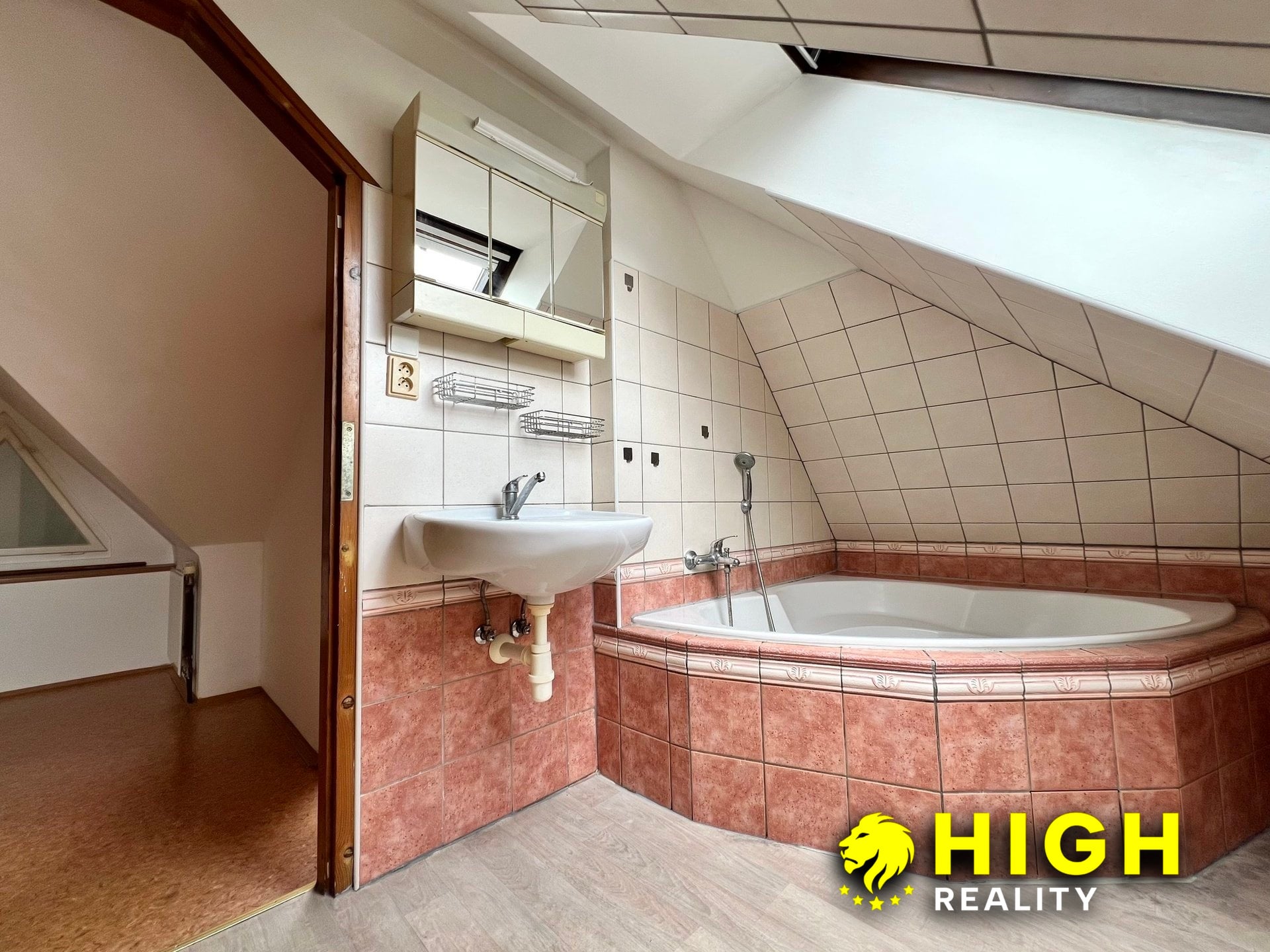Pronájem podkrovního bytu 2+1 52 m², Plzeň - Doudlevce – foto 11