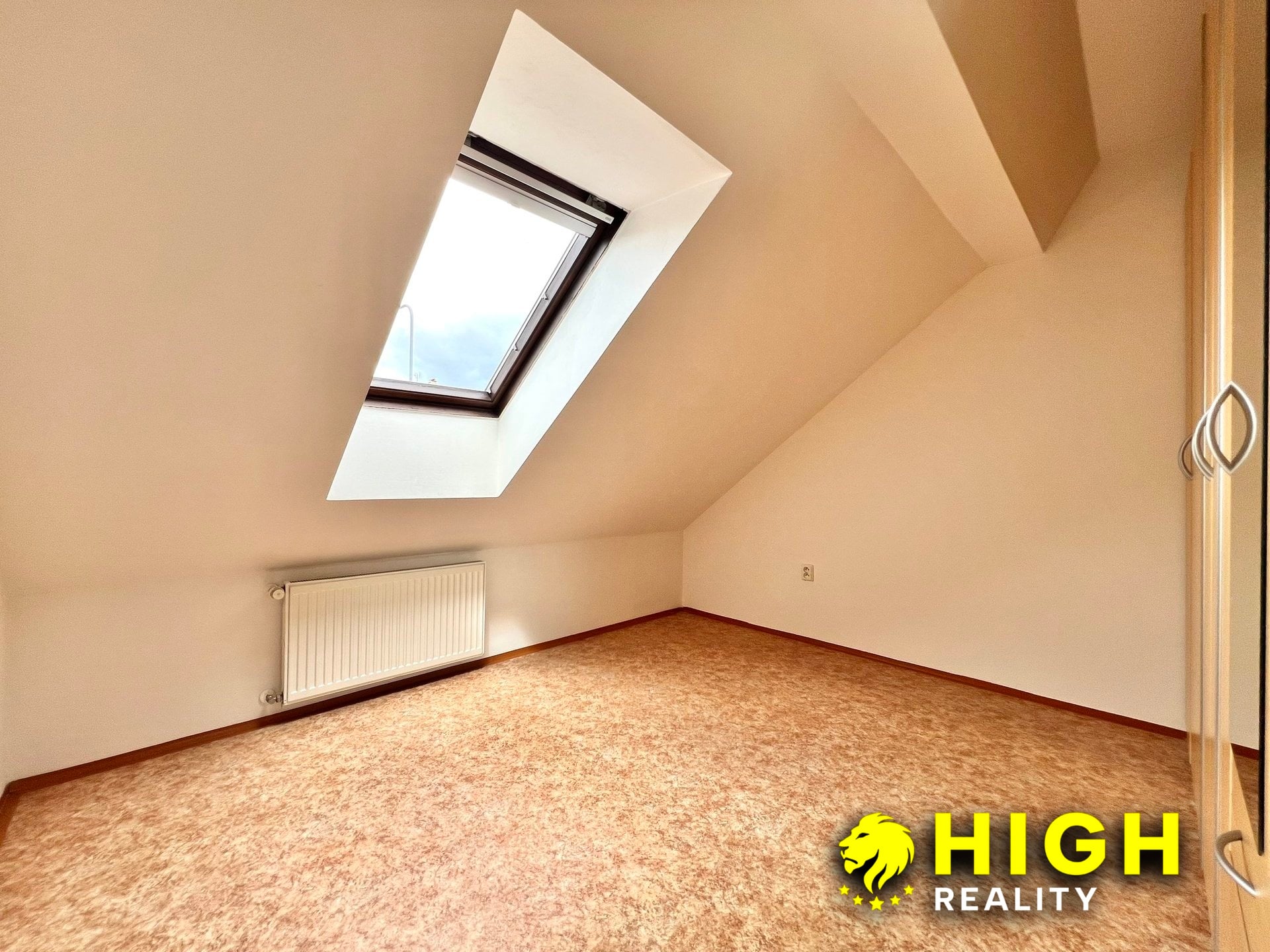 Pronájem podkrovního bytu 2+1 52 m², Plzeň - Doudlevce – foto 7
